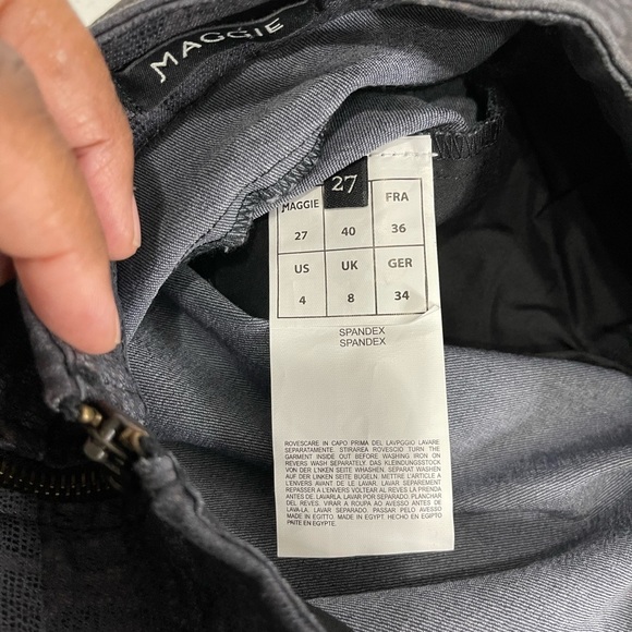 Maggie double back zip gray reptile print with two pockets size 4 Pencil skirt. - Picture 5 of 9